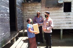 Patroli Merangkai Desa, Kapolres Natuna Bagikan Sembako Kepada Masyarakat Terdampak Covid-19