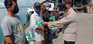 Salurkan Bantuan Beras ke Pulau Ngenang Oleh Polsek Nongsa