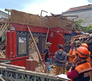 Satu Rumah Ambruk Lagi Gegara Hujan Deras, Satu Keluarga Ngungsi