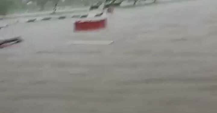Hujan Deras, Jalan Lingsel Banjir Meluas Kepermukiman Warga, Tiga Orang Terjebak Banjir