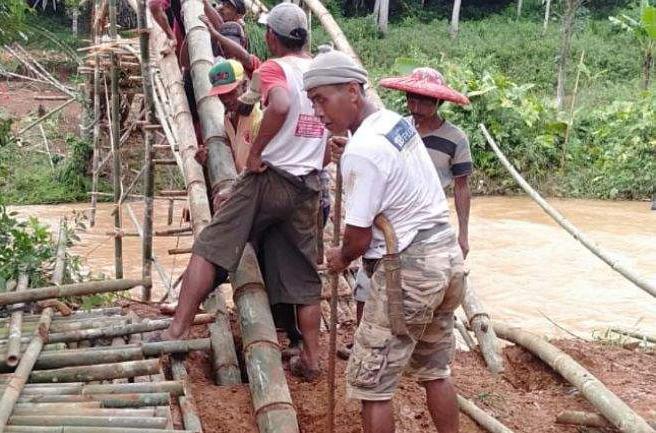 Pasca Diterjang Banjir, Jembatan Bambu Leuwi Leungsir Kembali Dibangun Warga Secara Swadaya