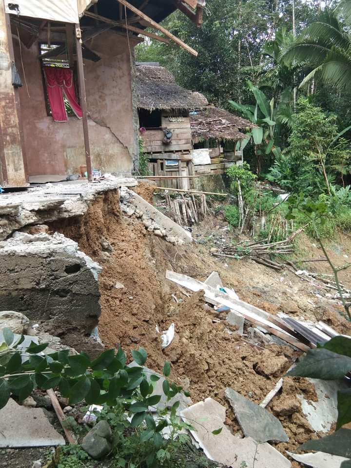 Salah Satu Rumah Warga Di Desa Hilimbuasi Dilanda Bencana Longsor
