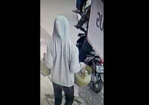 Seorang Remaja Bermasker Di Cisaat Sukabumi Terekam CCTV Nyolong Dua Tabung Gas Melon