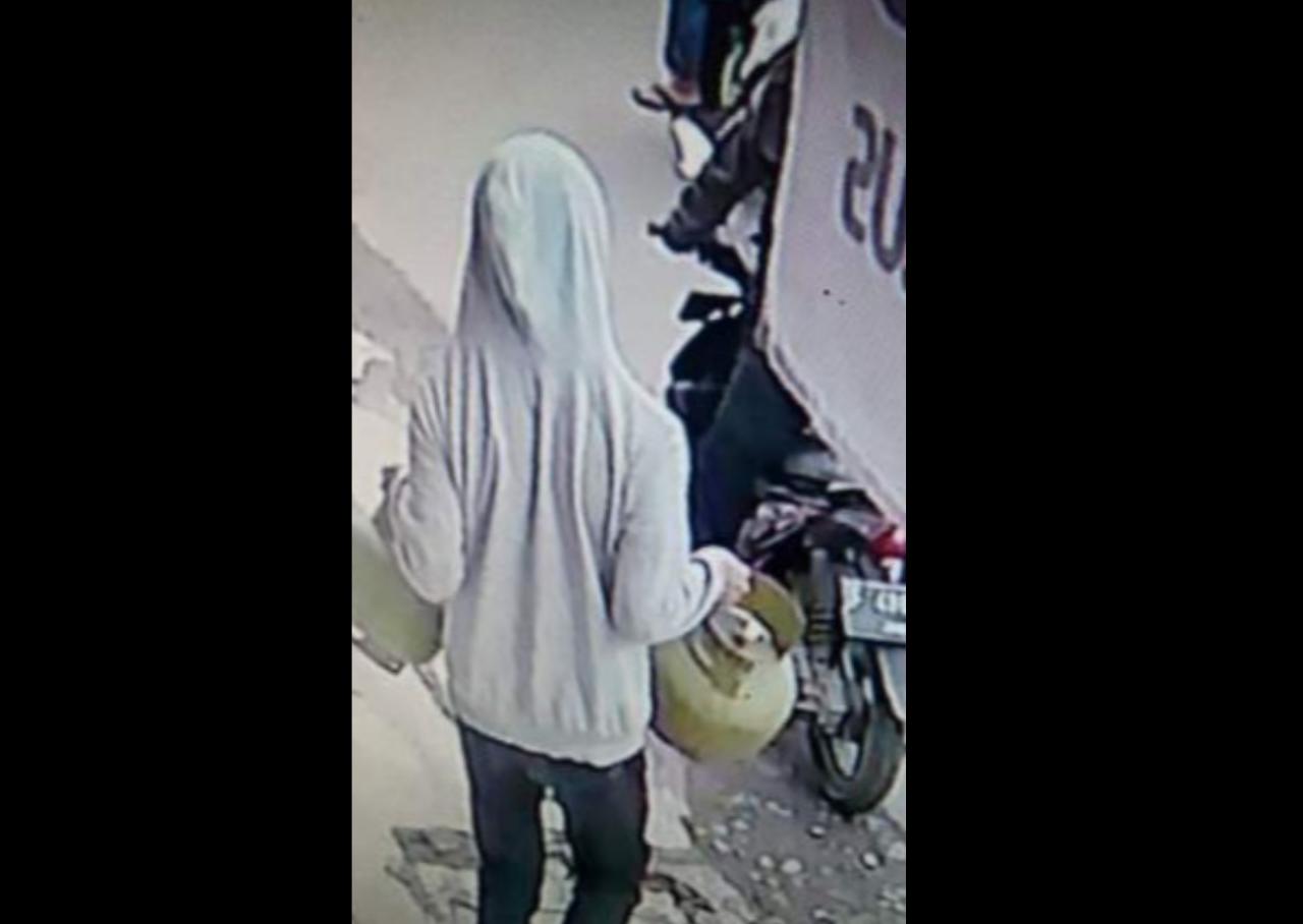 Seorang Remaja Bermasker Di Cisaat Sukabumi Terekam CCTV Nyolong Dua Tabung Gas Melon