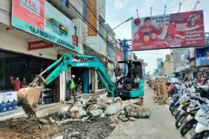 Karang Taruna Unit 08 Gunungparang : Proyek Pedistarian Jalan Ahmadyani Kota Sukabumi, Ancaman Bagi PKL