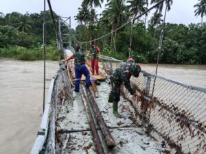 Plt Danramil 07/Alasa Monitoring Wilayah Binaan Rawan Banjir