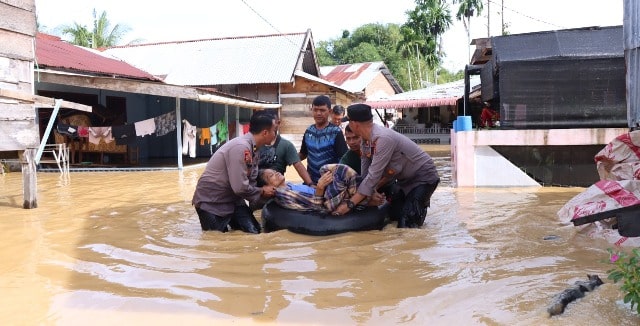 Sisir Korban Banjir, Polisi Temukan Wanita Lansia Meringkuk Kedinginan