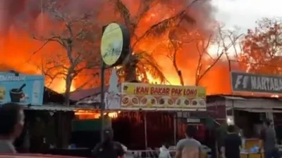 Kebakaran Besar Terbakar Pusat Kuliner Mega Legenda Batam, Warga Berhamburan Akibat Ledakan dan Angin Kencang